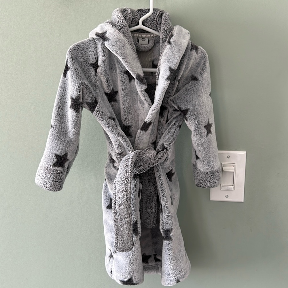 Lovely robe 1-2 years excellent condition